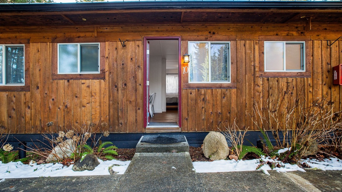 Quilcene Apartment | Ground-floor, dog-friendly hiker's studio with fast WiFi & great location