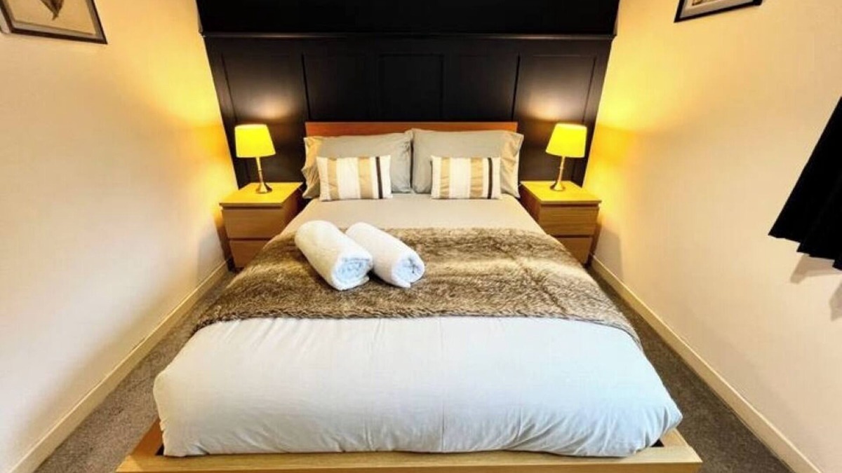 North Glasgow Apartment | Ground floor Flat with Free Parking & WiFi