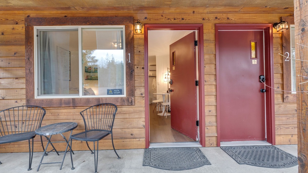 Quilcene Apartment | Ground-floor hiker's studio with mountain views & fast WiFi - dog-friendly