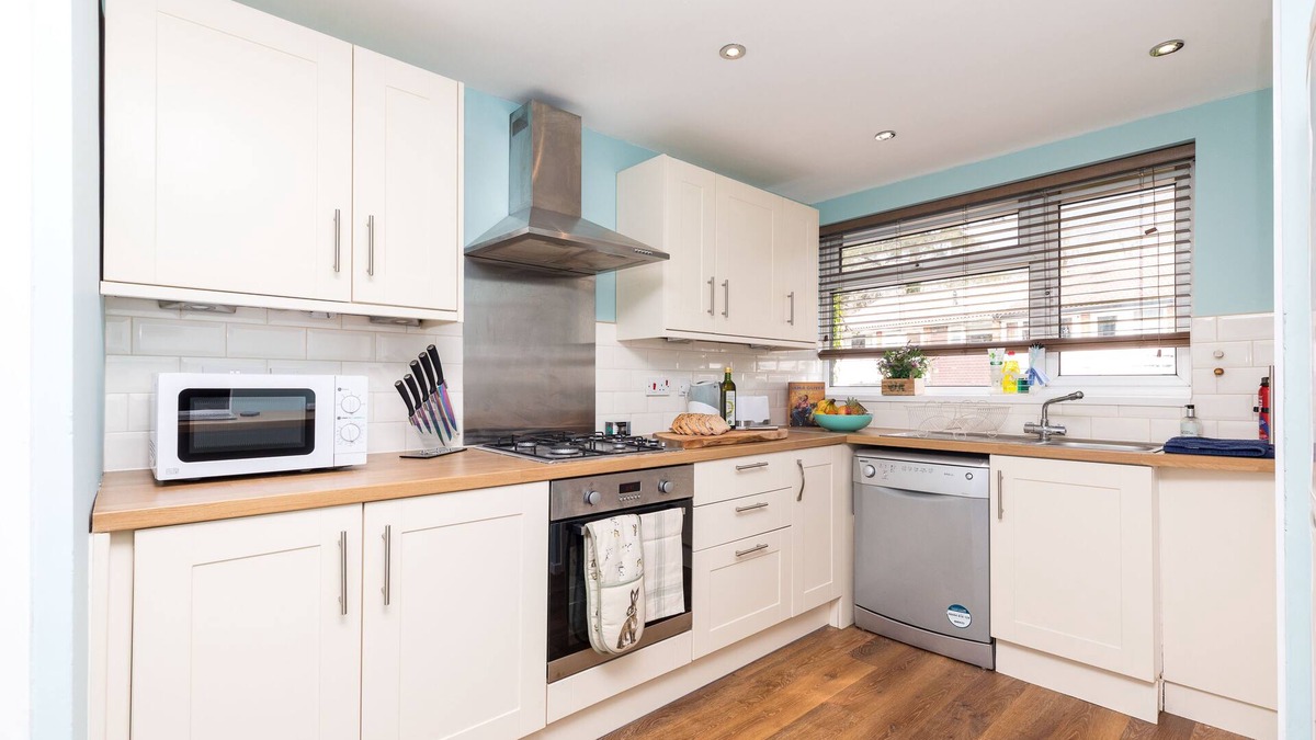 Horsham Apartment | Ground floor maisonette with patio, close to town!