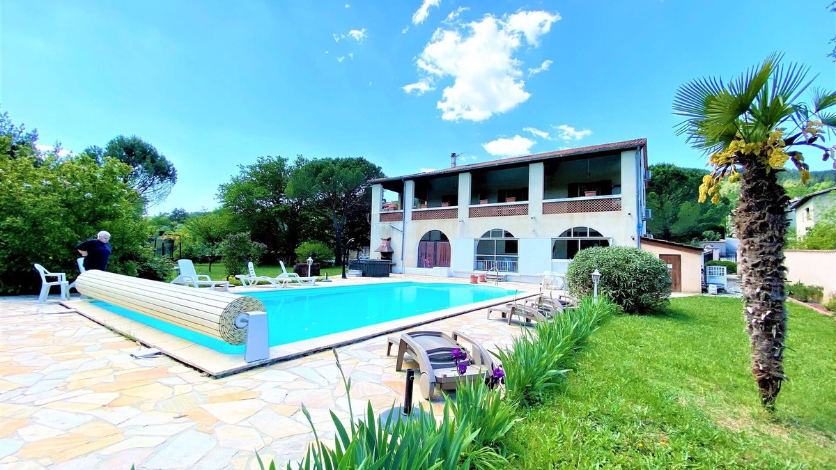 Mercuer Cottage | Ground floor of a large villa, with shared heated pool, jacuzzi, parkland