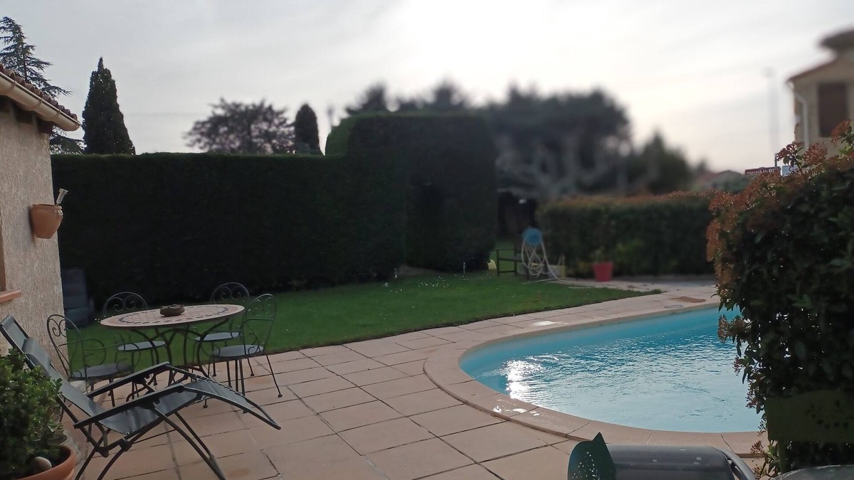 Gignac-la-Nerthe Apartment | Ground floor villa swimming pool 5 minutes from beaches