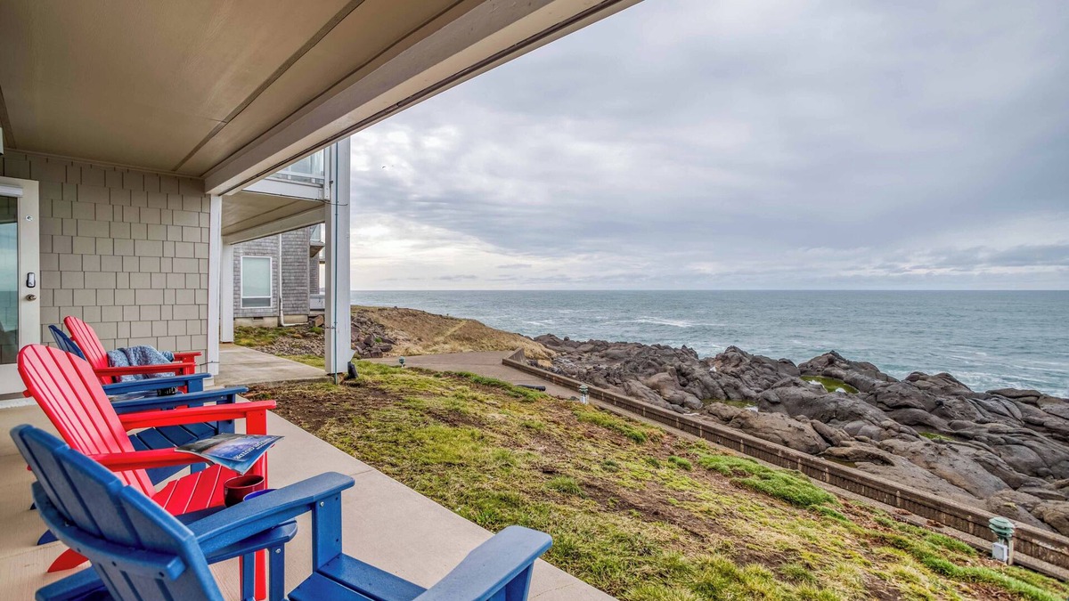 Depoe Bay House | Ground-Level Depoe Bay Oceanfront Condo Boasts Queen Suite, Fantastic 180 Ocean