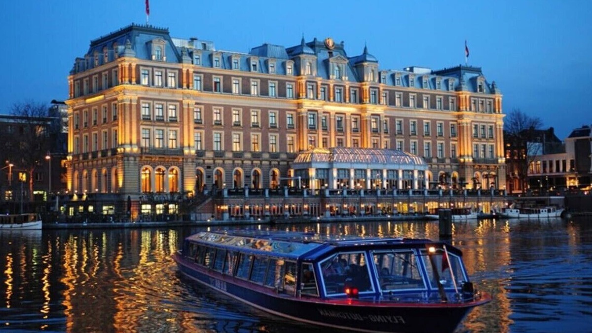 Weesperzijde Apartment | Ground level illuminated entire loft with huge garden!nDowntown area near metro