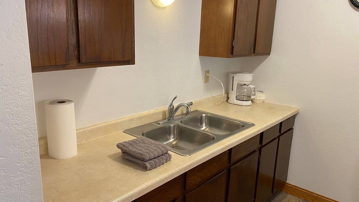 Blue Earth Apartment | Ground level near parks and hospital