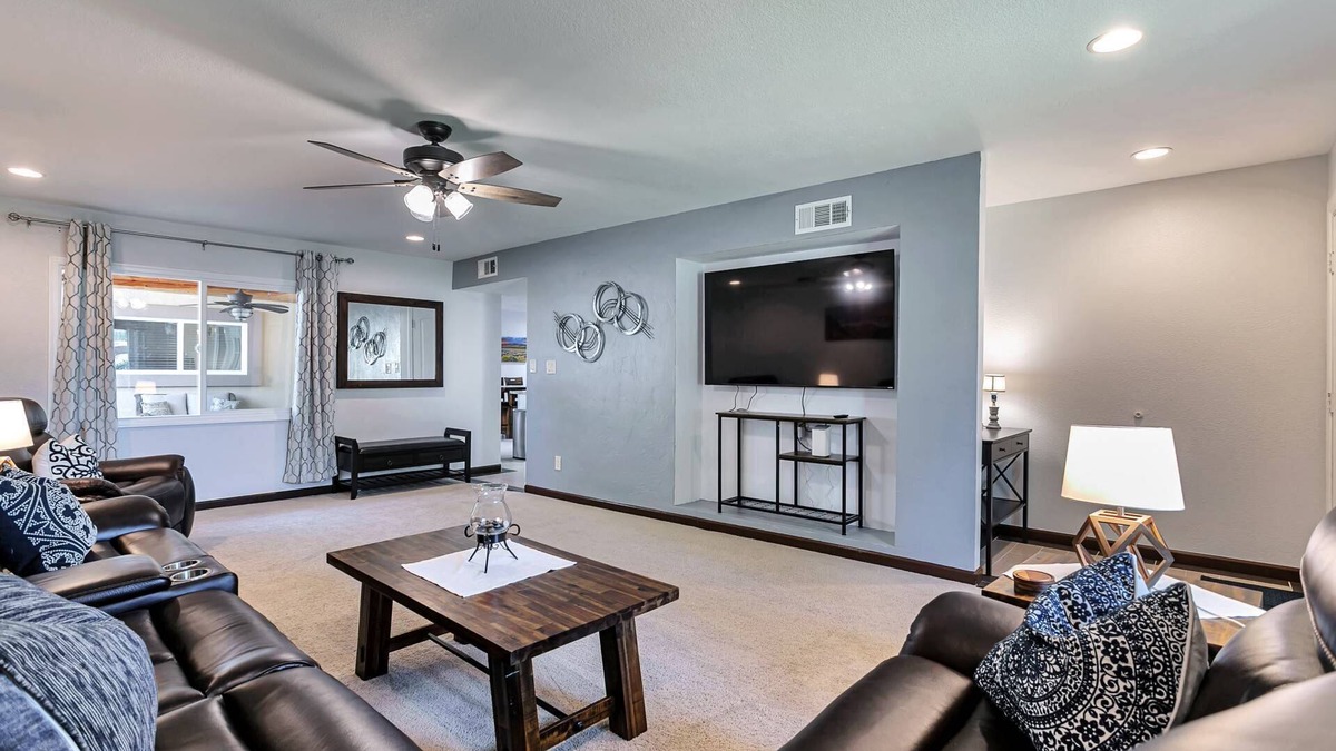 Glendale House | Ground level, Pool/Spa/Covered parking, Minutes to GCC & Historic Downtown Glendales dining/shopping