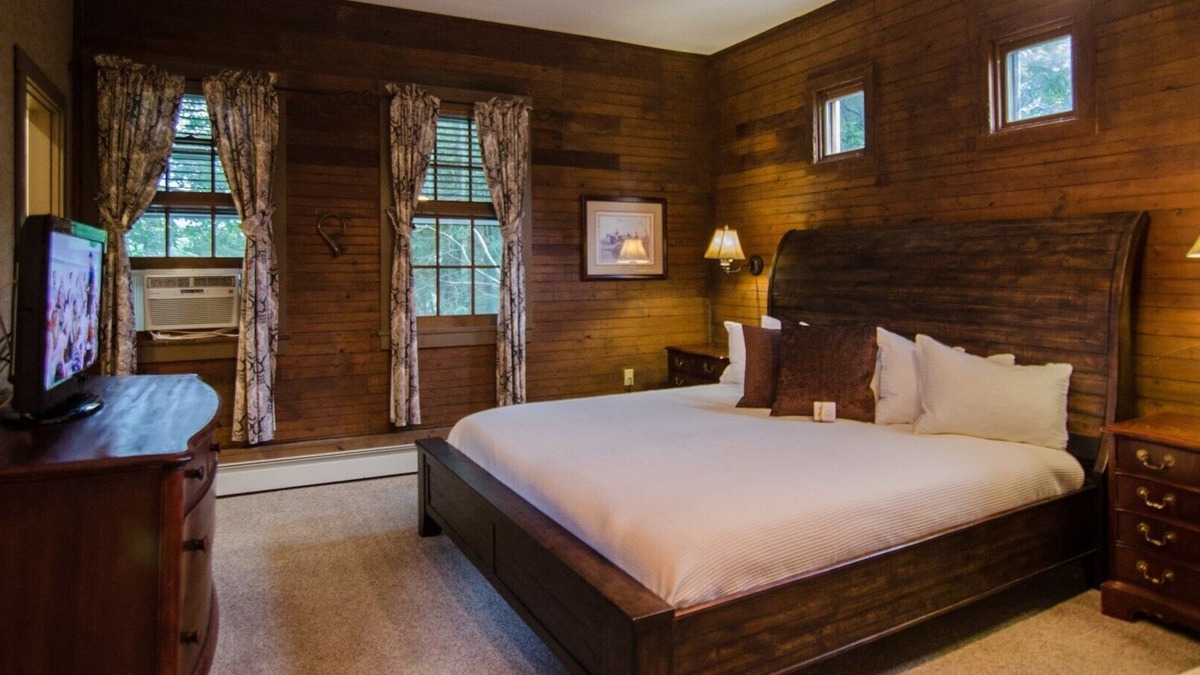 Shelburne Bed & Breakfast | Ground-level Spacious King Bed Room Bed&Breakfast in Downtown Shelburne! BOS