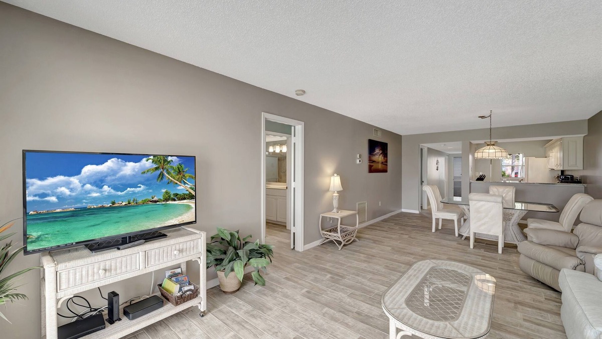 Plantation Condo | Ground unit Pool 10 Min to beach on golf course