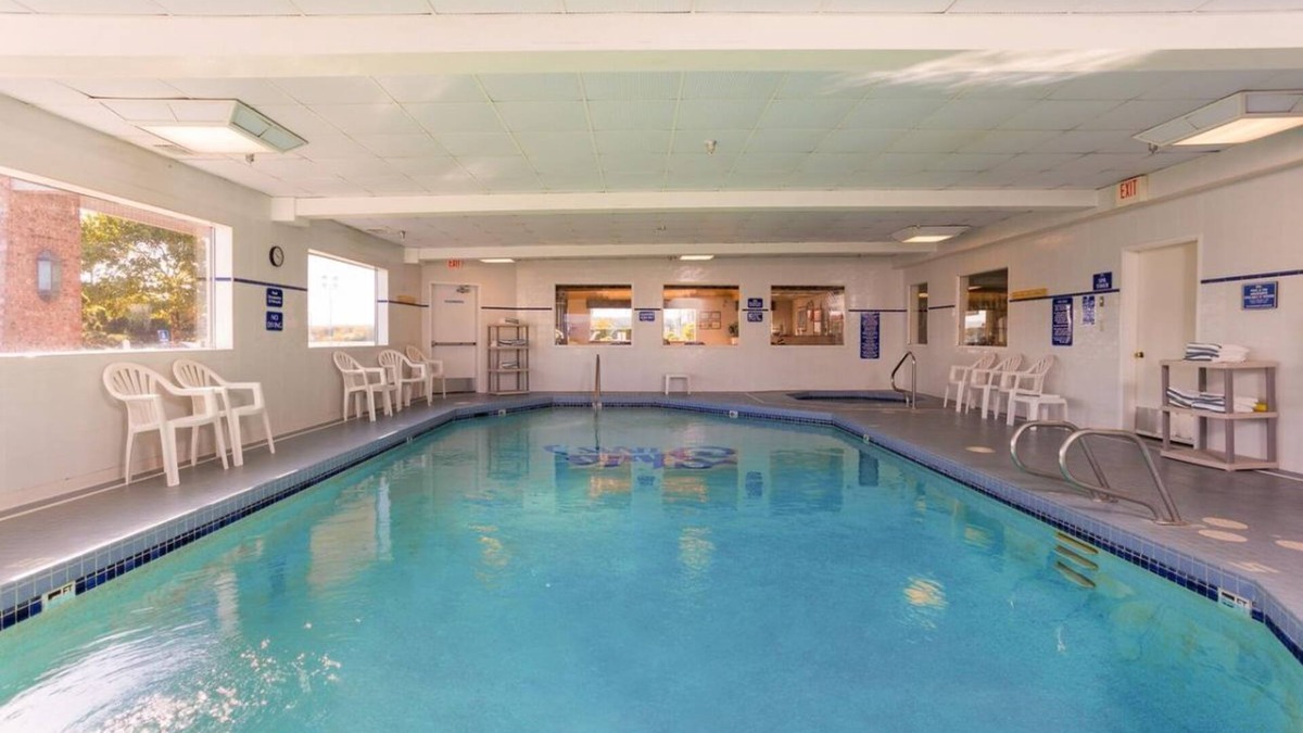 Warrenton House | GROUP ESCAPE! TWO COMFY UNITS, POOL, SAUNA
