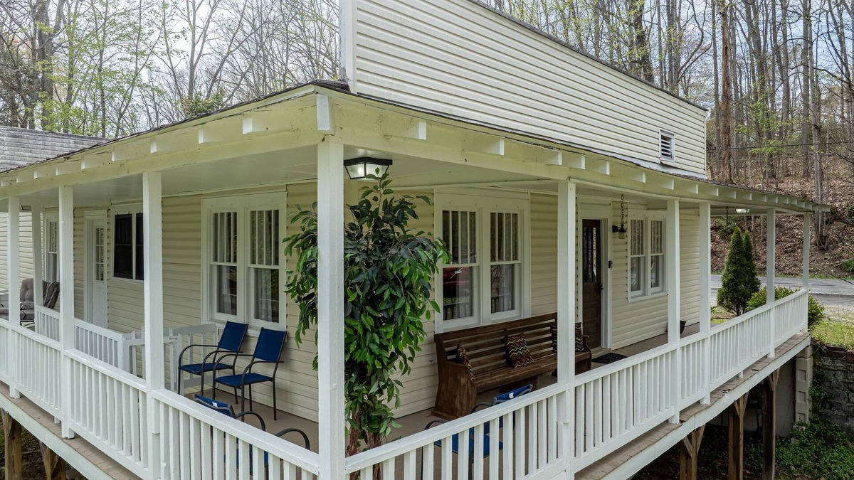 Fayetteville House | Group Friendly 4 BR 6 mi to ACE/4 mi to AOTG/1.4 mi to Downtown Hot Tub