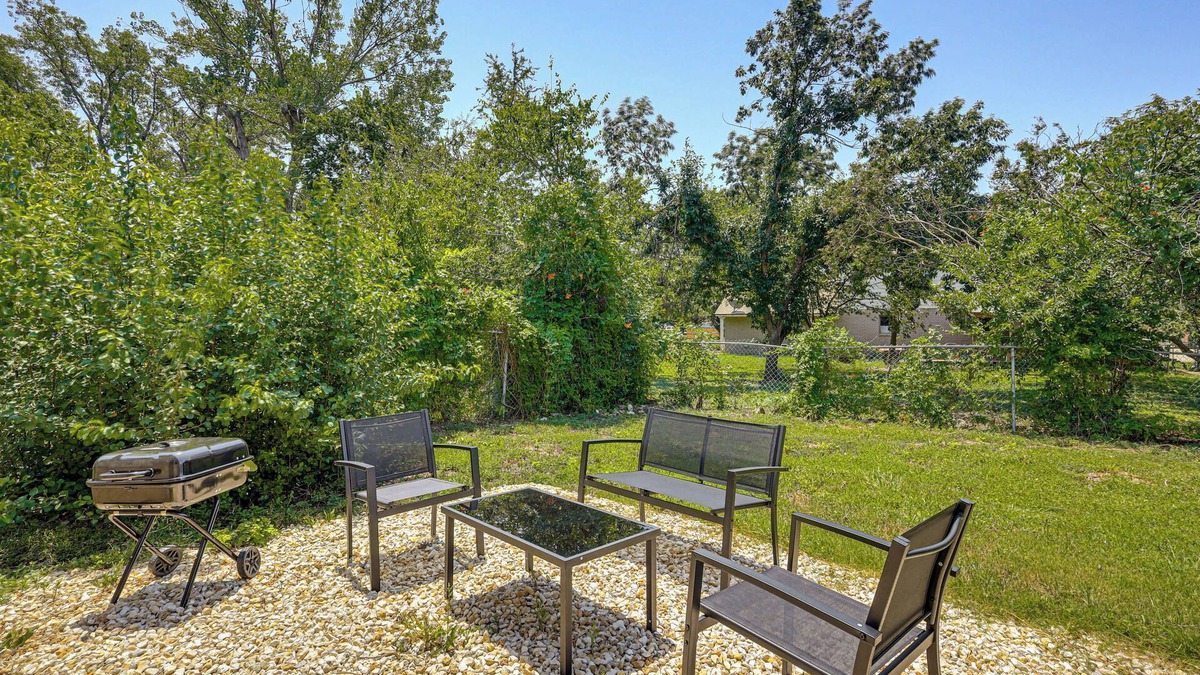 Temple House | Group-Friendly Getaway w/Fenced Yard in Temple!