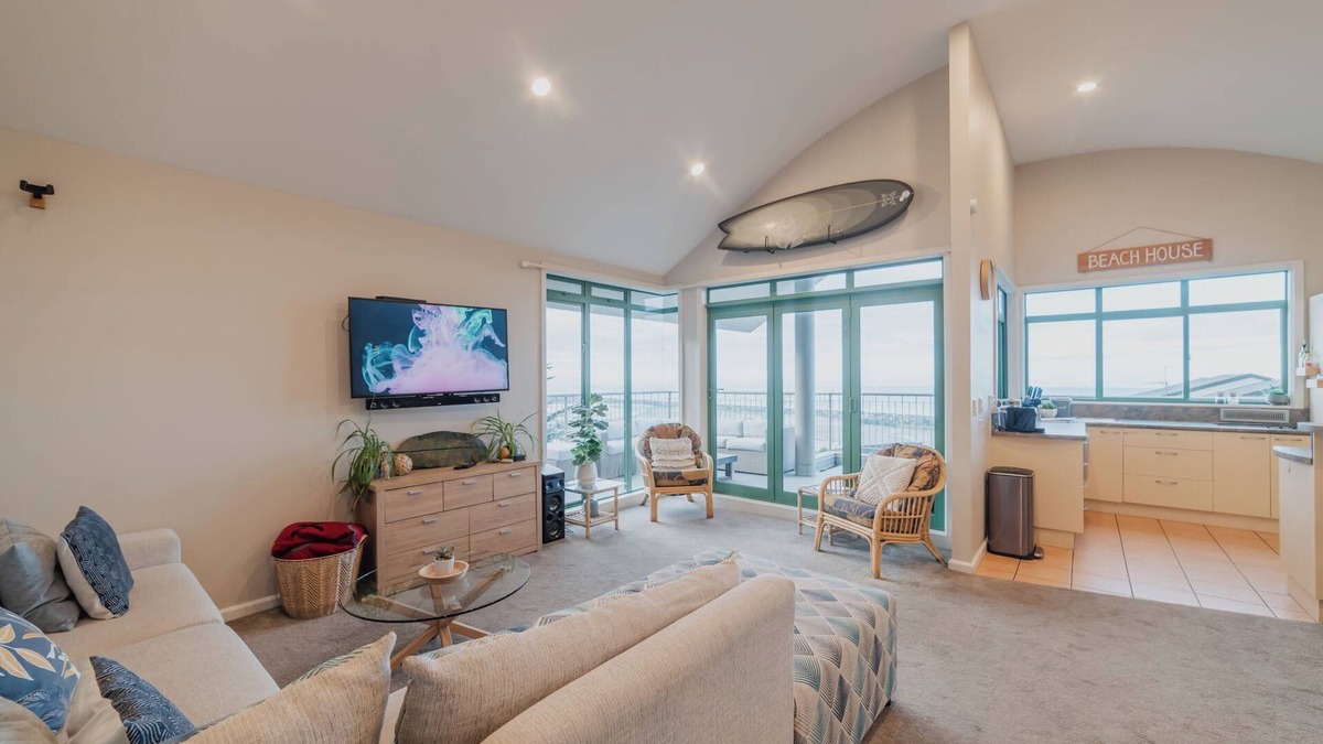 Redcliffs House | Group-Friendly Retreat - Ocean View, Free Parking