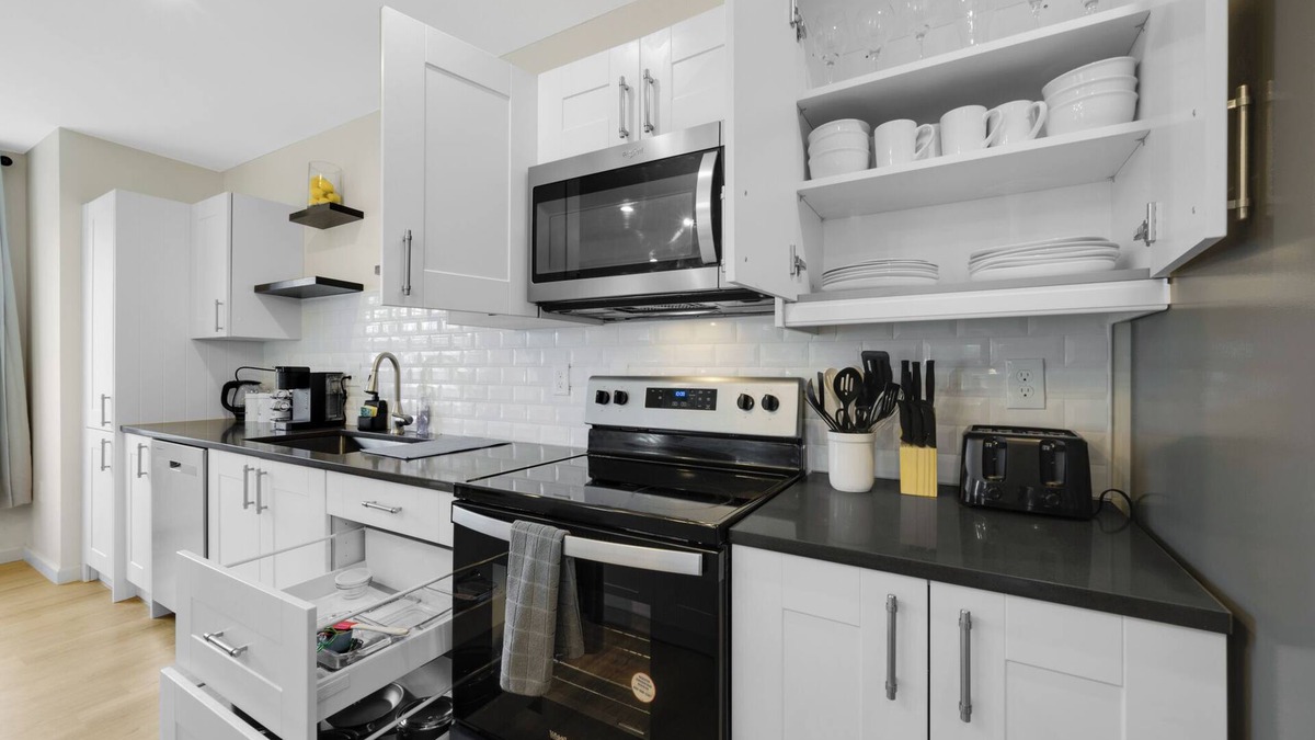 Maple Hill House | Group-Friendly Townhouse Stay – Sleeps up to 20