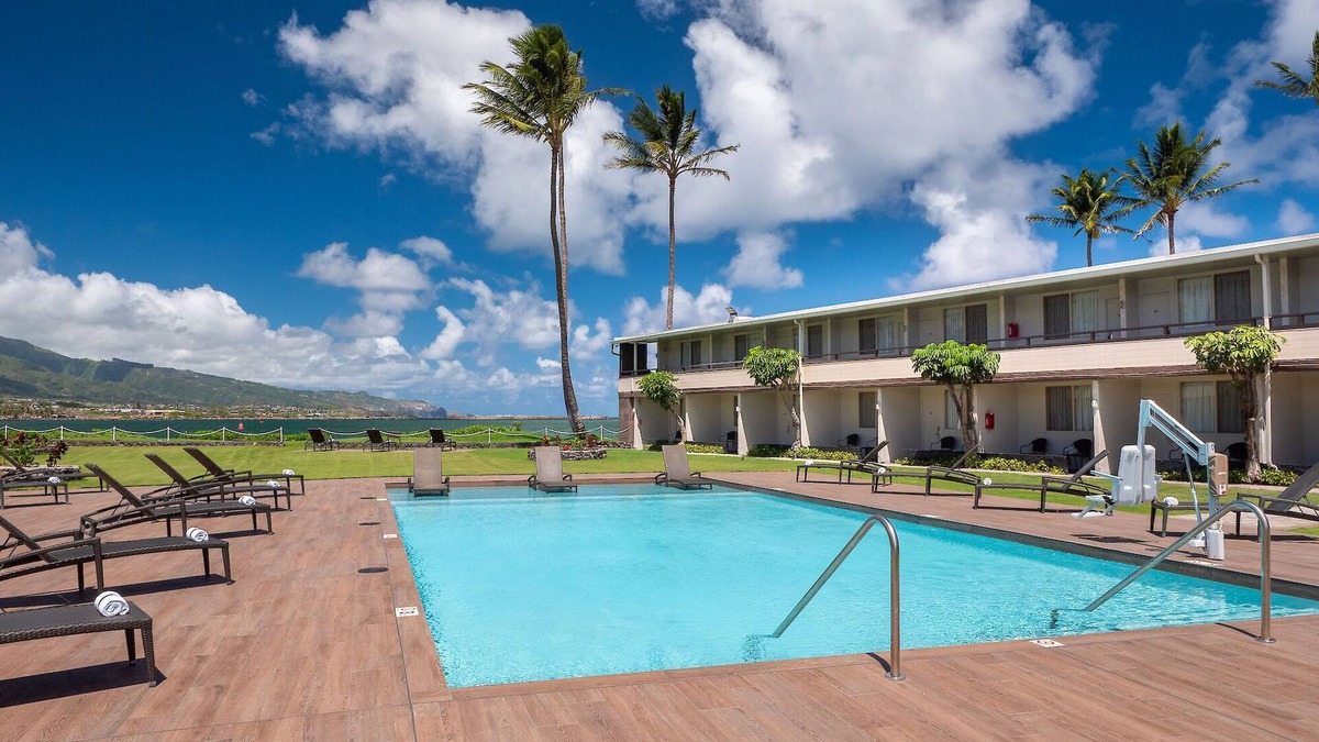 Kahului Hotel | Group Getaway in Beachfront Property, 3 Pet-friendly Units, Outdoor Pool