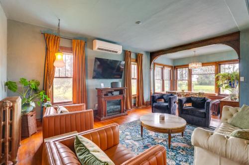 Mount Horeb House | Group Getaway Luxe Farmhouse in Mt Horeb!