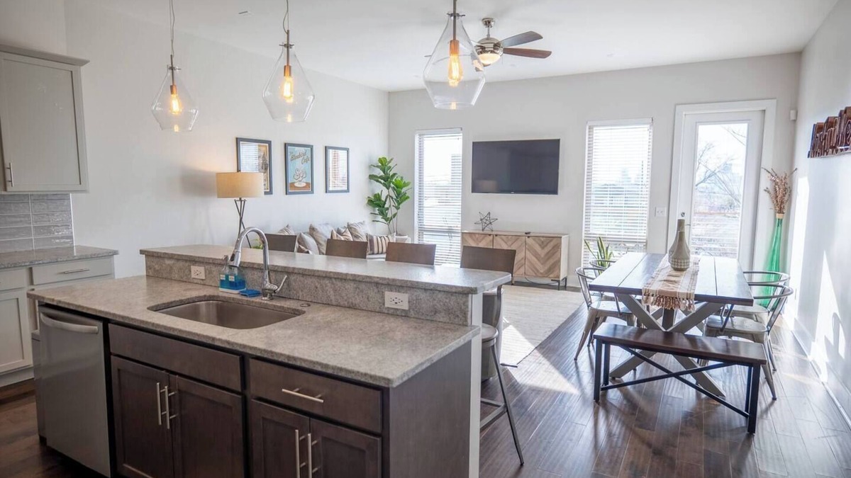 Cleveland Park House | Group Getaway w/Skyline Views! 8min to Broadway!
