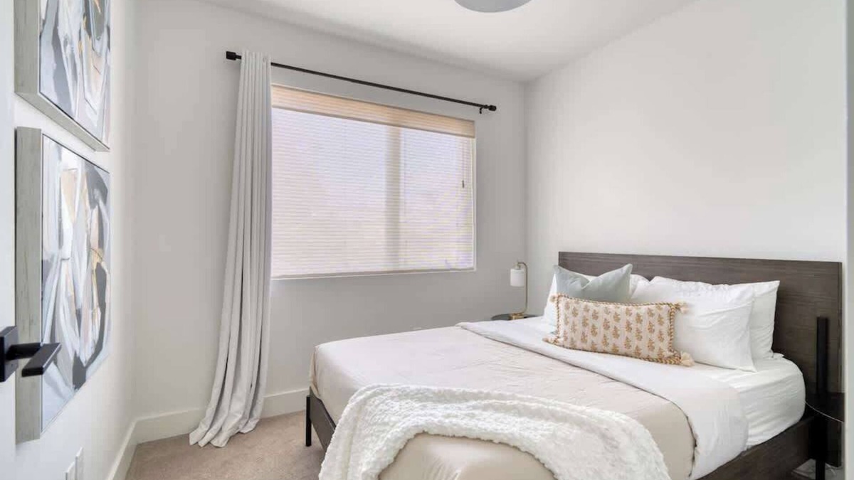 Humboldt Apartment | Group-Ready Luxury 6BR Private Floor Sleeps 12