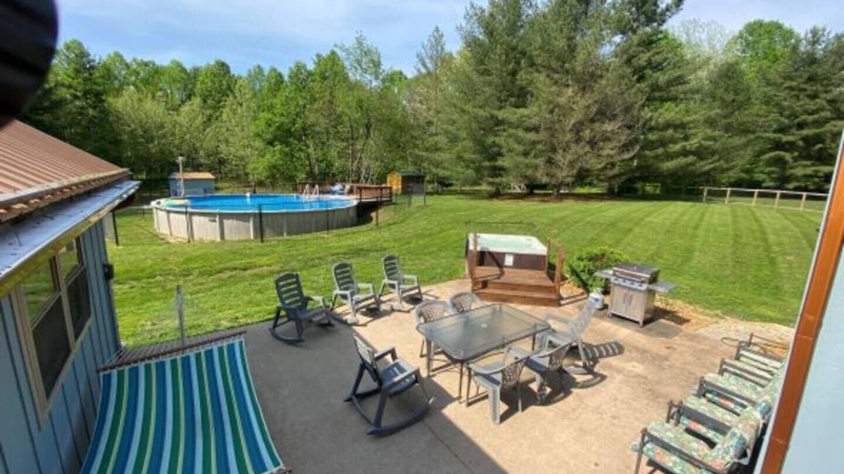 Bloomington House | Group Retreat – Sleeps 20–50 | Hot Tub, Pool, Cabins & Camping Area Less than 10 minutes from India