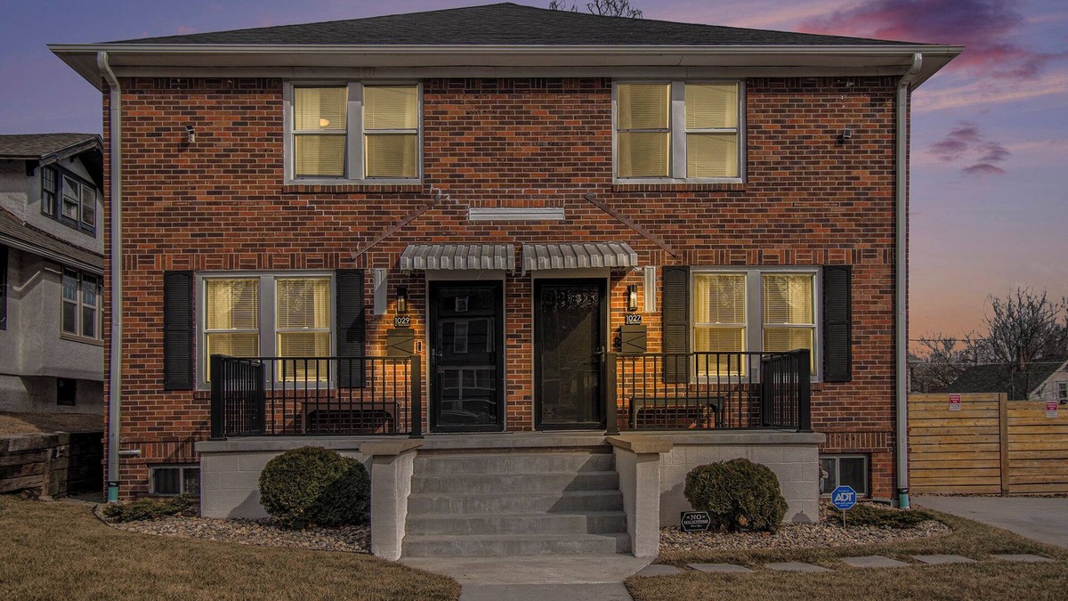 Midtown House | Group Stay: KingBeds l Arcade l FirePit l Yard I 5mins CWS, CHI Arena, Creighton