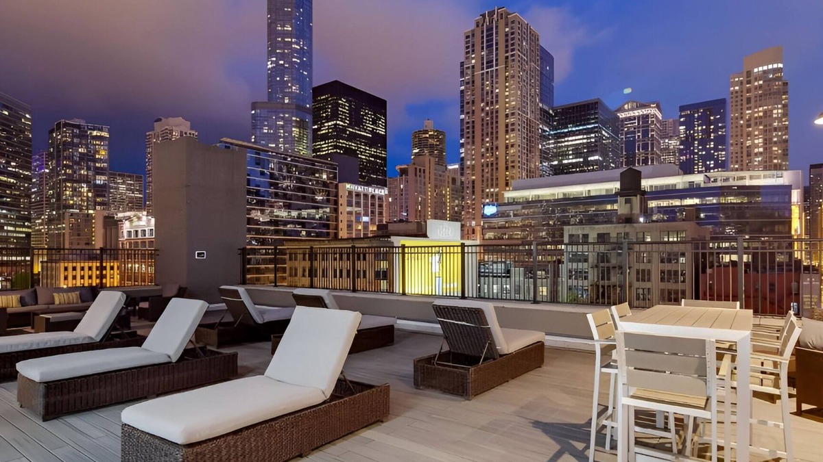Downtown Chicago Hotel | Group Vacation! 4 Comfortable Units, Indoor Pool, Rooftop Deck
