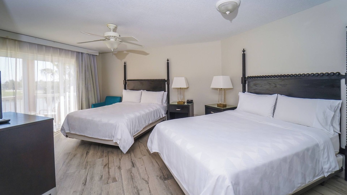 Crystal Harbour Resort | Group Vacation! 4 Modern Rooms, Scenic & Relaxing Location, Pool, FREE Parking