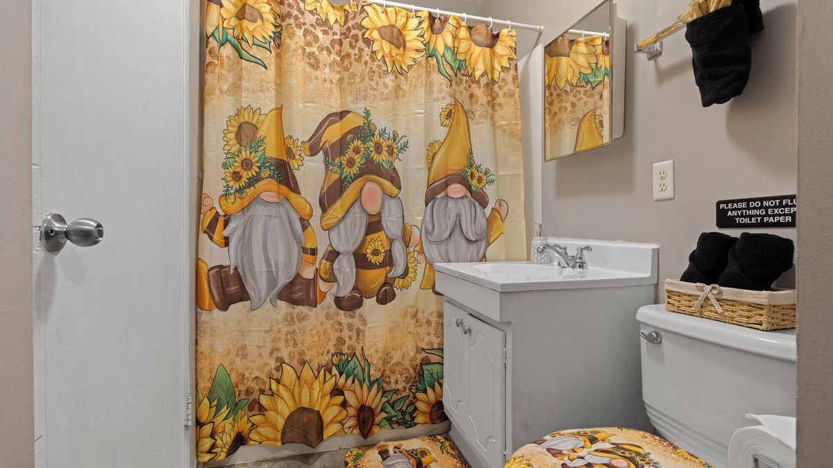 Aurora Apartment | Groups/Contractors/Retreats Sleeps 6/WIFI & Parking