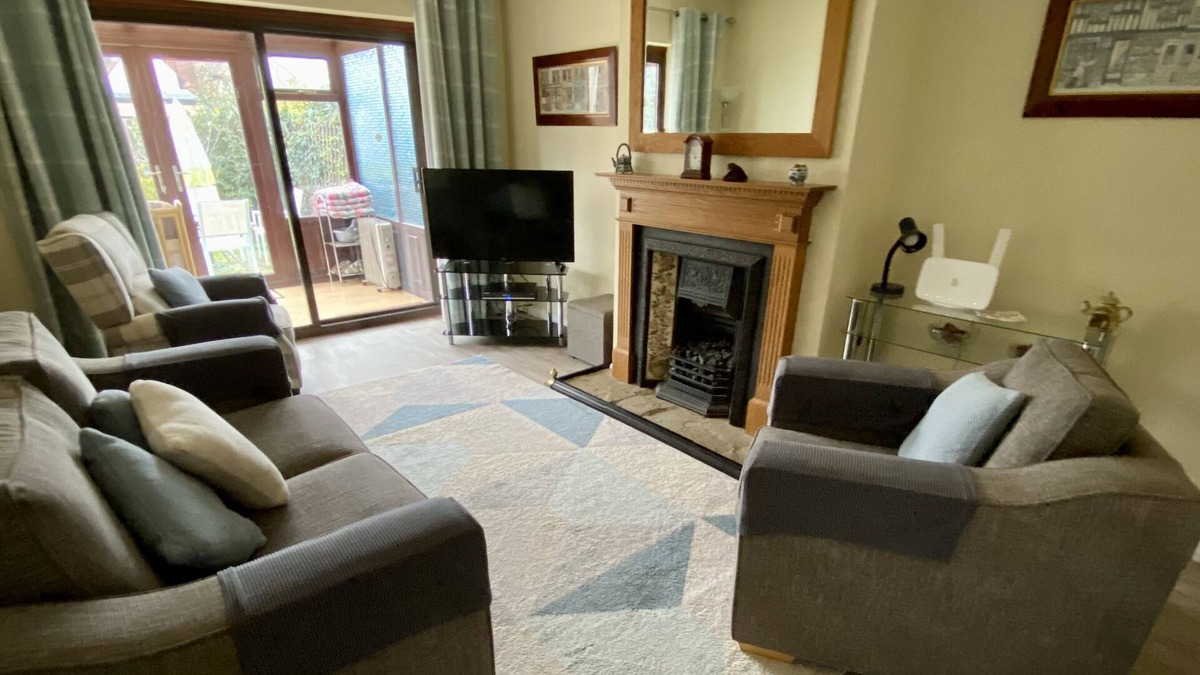 Leigh-on-Sea House | Grove Bungalow, Eastwood, Leigh-on-Sea. Situated In Quiet Cul-de-Sac