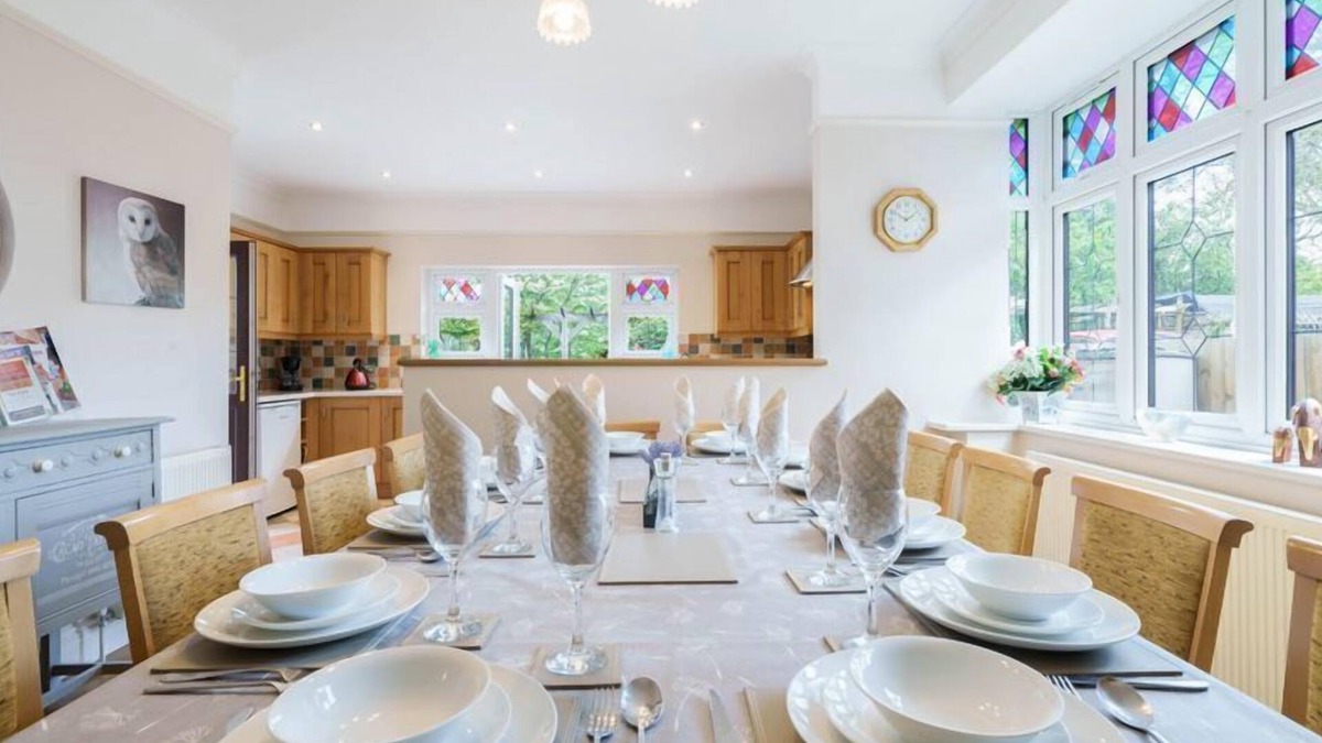 Gosport Cottage | Grove Lodge - a house that sleeps 13 guests in 5 bedrooms
