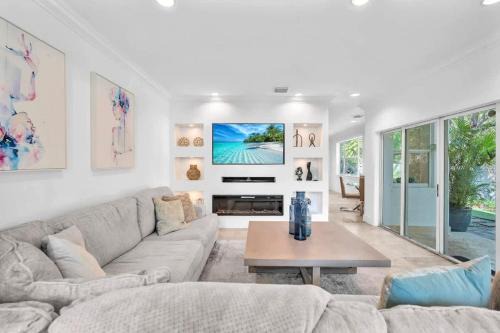 Coconut Grove House | Grove Walk Manor 3BR Oasis in the Grove Family