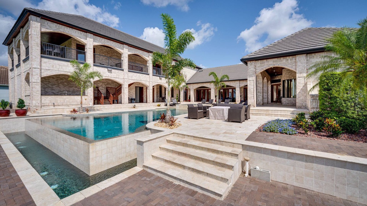 Groveland House | Groveland Home w/Pool: Luxurious Lakefront Oasis!
