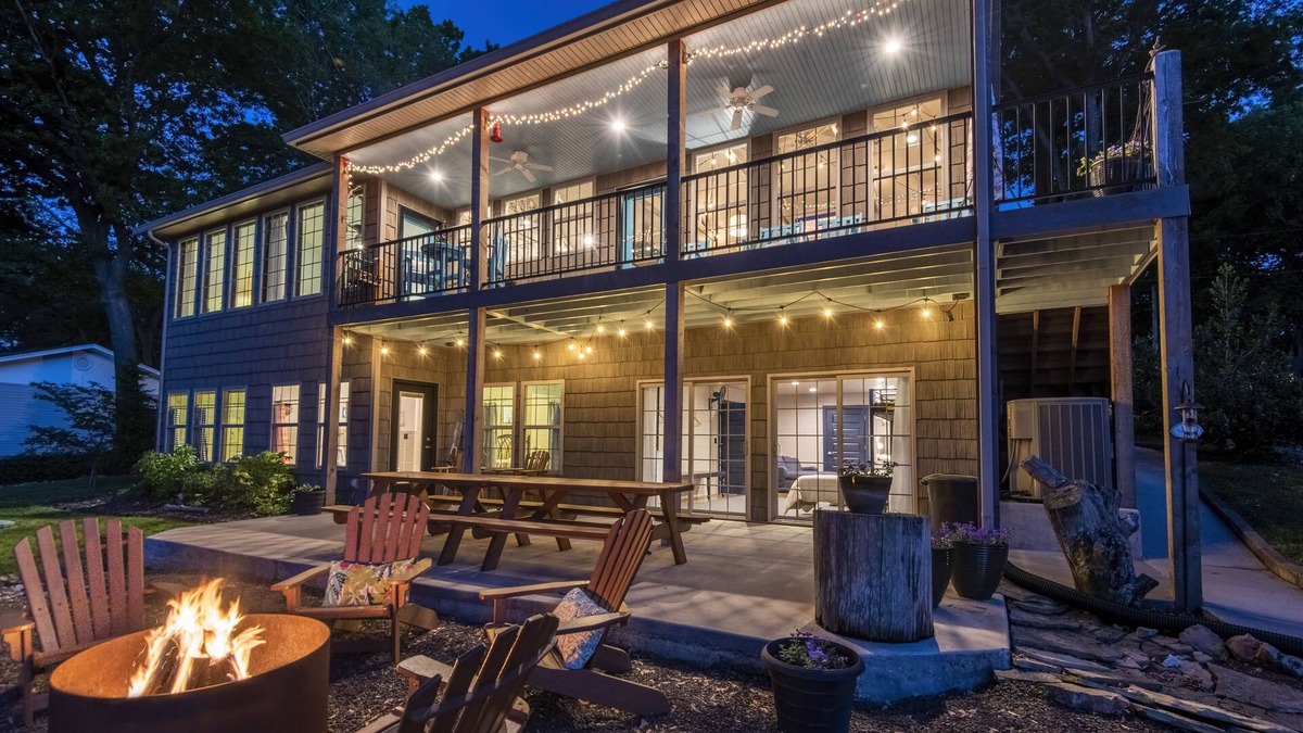 Grove House | Grove’s Grandest Lakefront Getaway! TONS OF PARKING!