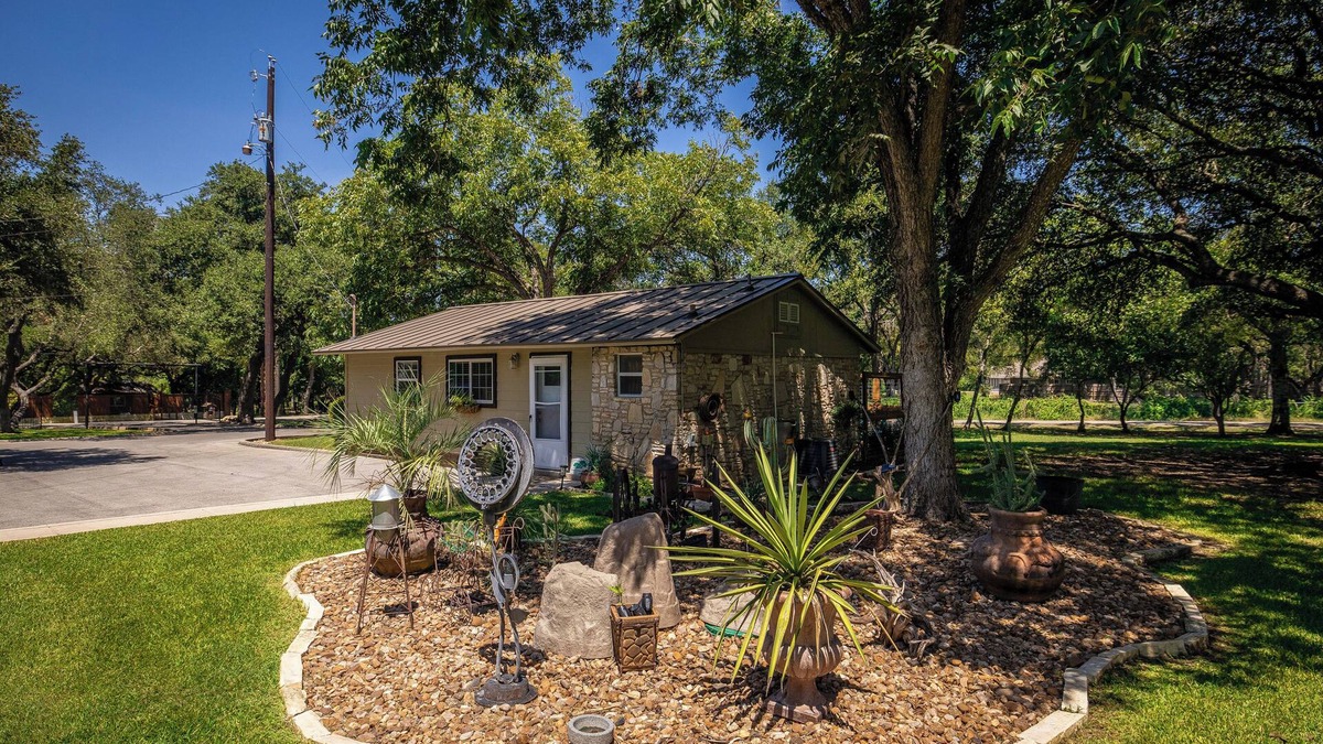 Gruene Cottage | Gruene Country Cottage- just 1 mile to Gruene & 1/2 Mile to the Guadalupe River