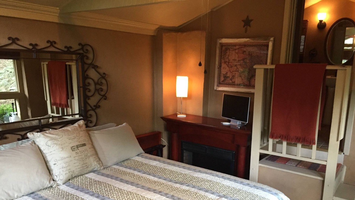 Gruene Cabin | Gruene River Cabin on the Guadalupe - Sleeps 2, Kayak for 2, Float Tubes, Grill!