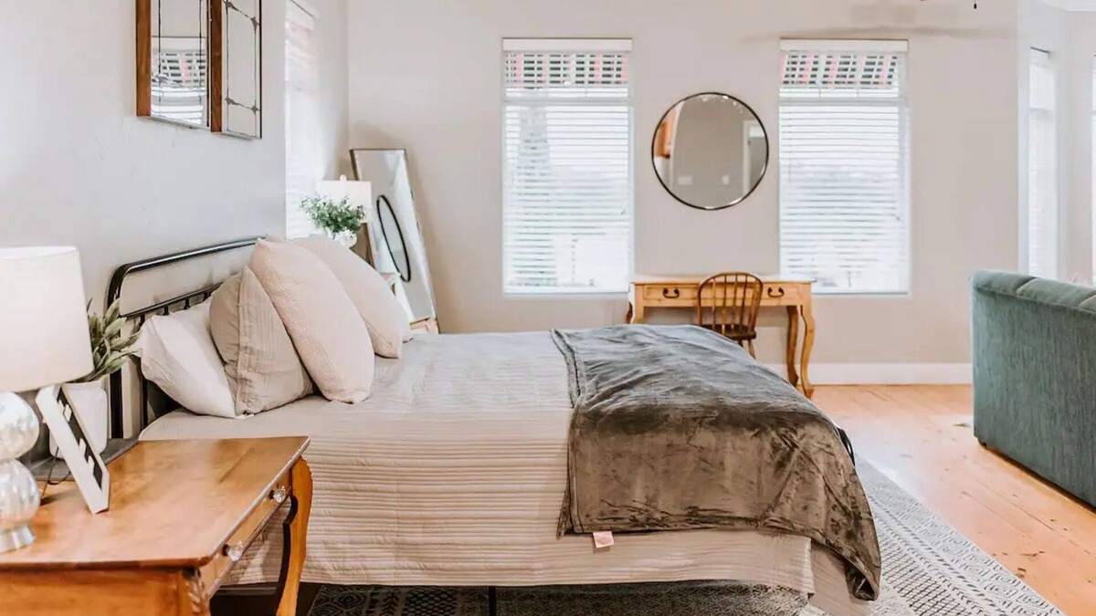 Gruene Condo | GrueneGusthaus #4|Private Condo+ Golf Cart Rentals