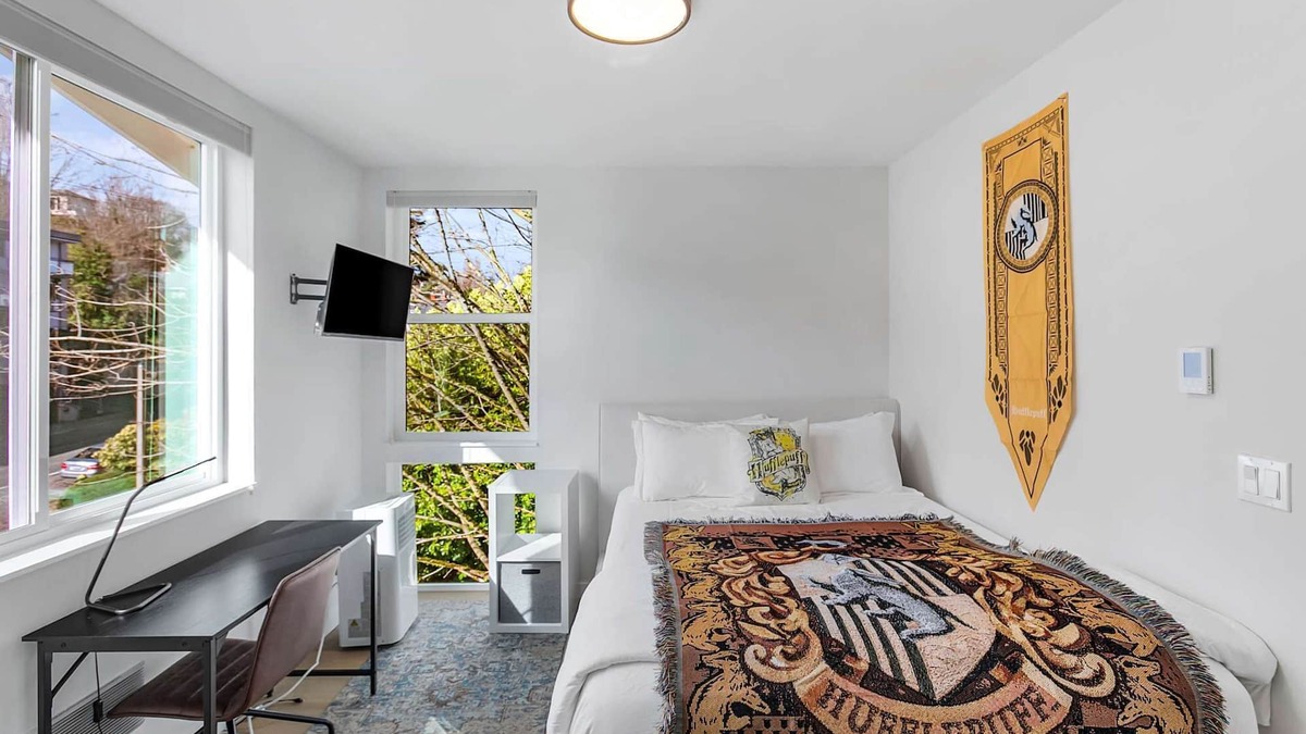 East Queen Anne Apartment | Gryffindor's Braveheart Sweet Suite