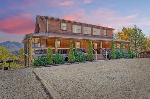 Gatlinburg - Pigeon Forge House | GSMNP entrance only 4 miles away Stunning panoramic views Dog-Friendly Seasonal Pool Access