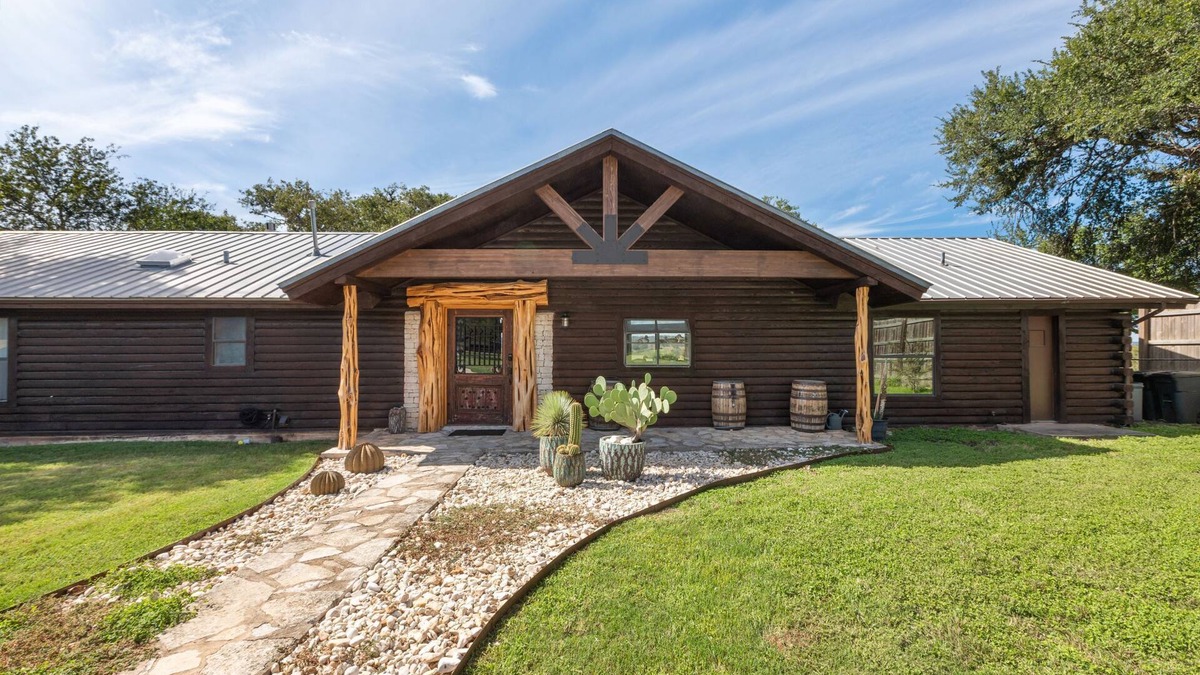 Kerrville House | Guadalupe Bluff Log Cabin - Hot tub - Guadalupe River View