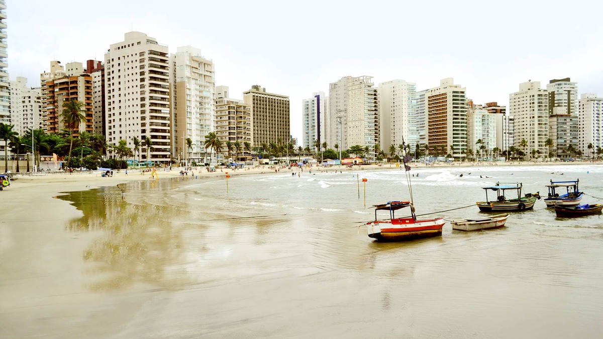 Asturias Apartment | GUARUJÁ ASTURIAS BEACH 2 BEDROOMS CLOSE TO EVERYTHING - 5 MINUTES FROM THE BEACH!