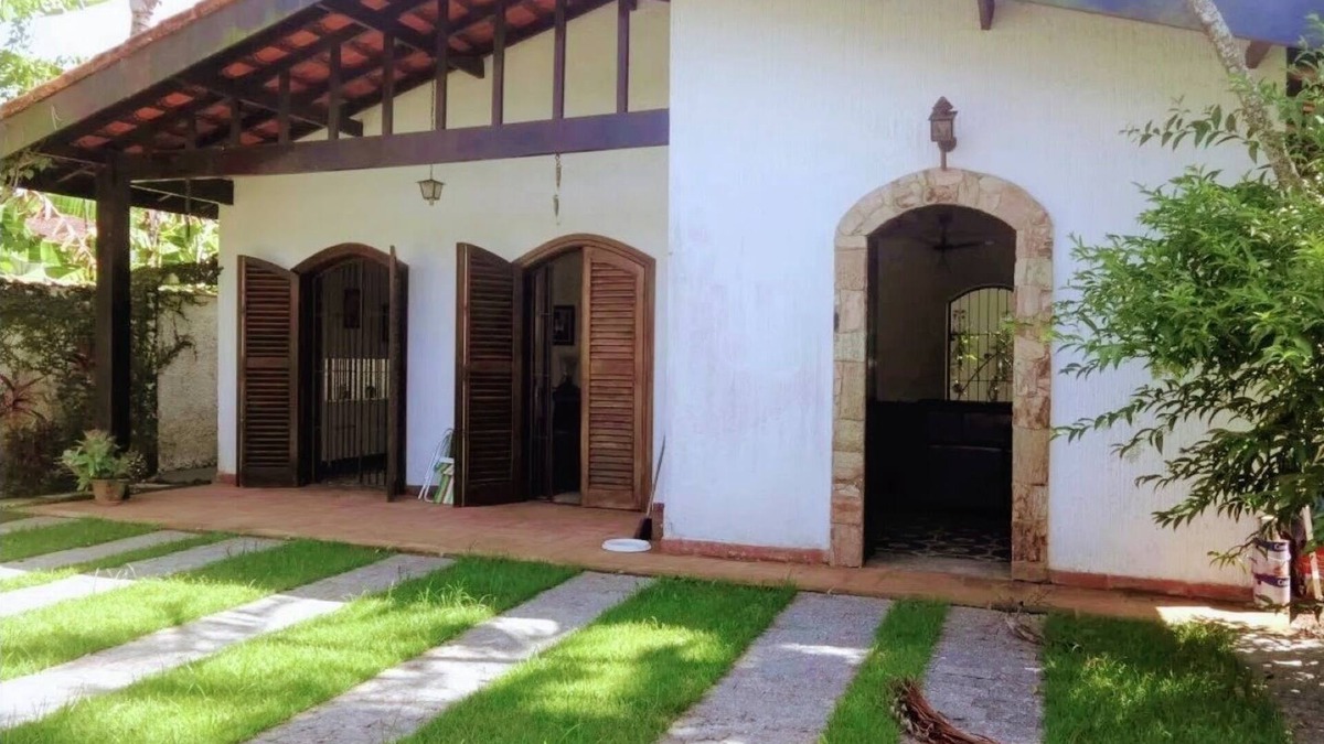 Jardim Virginia House | Guaruja large 5 bedroom house (2 suites) 7 min walk from the beach + pool barbecue area