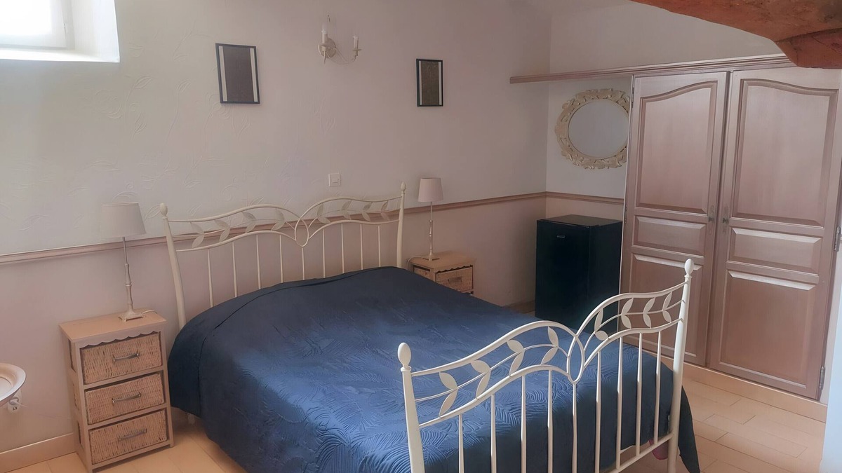 Saint-Sulpice-de-Roumagnac Bed & Breakfast | Guest Rooms 'Le Pré Fleuri 2' with Shared Pool, Shared Terrace and Wi-Fi