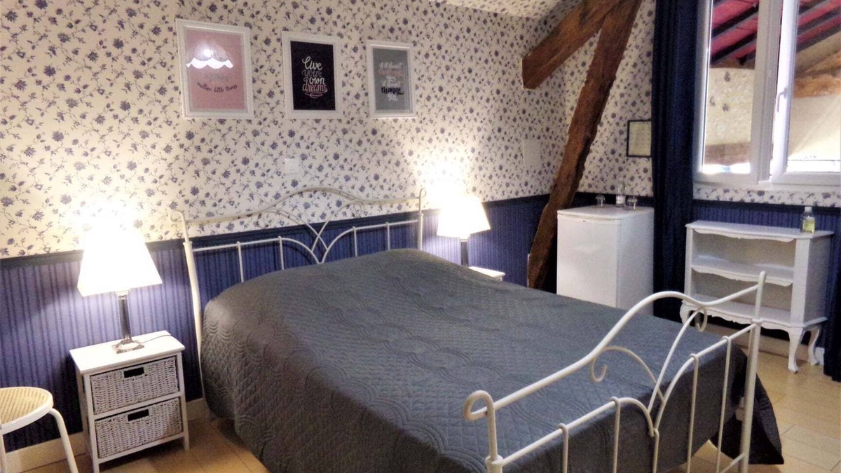 Saint-Sulpice-de-Roumagnac Bed & Breakfast | Guest Rooms 'Le Pré Fleuri 5' with Shared Pool, Communal Terrace and Wi-Fi