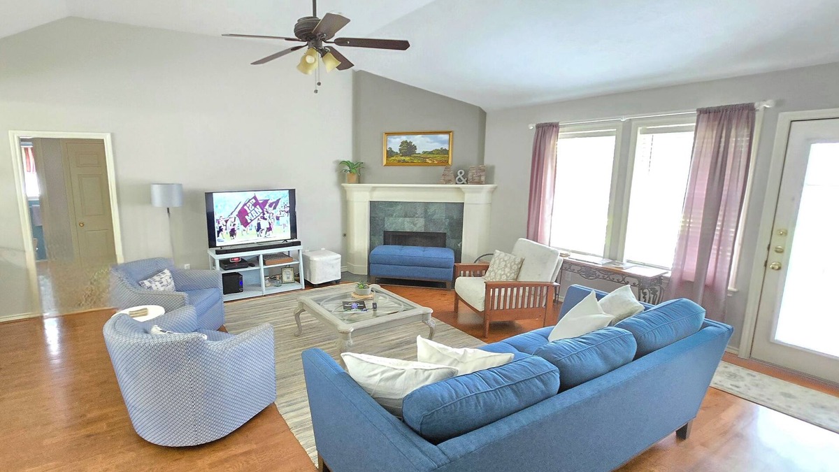 Timber Ridge House | Guest 5 star favorite by restaurants/retail; 1.5 mile to A&M, quiet neighborhood