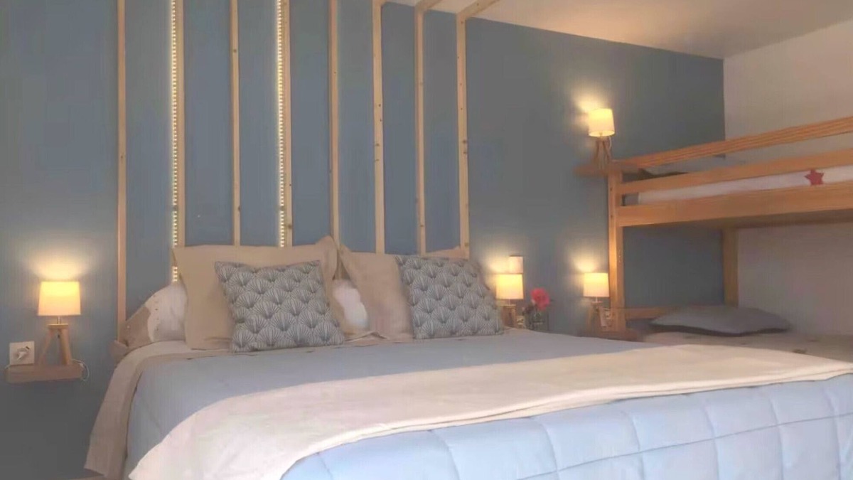 Saint-Michel-Mont-Mercure Bed & Breakfast | Guest Room 'Chambre Cerise 6min from Puy du Fou' with Shared Garden and Wi-Fi