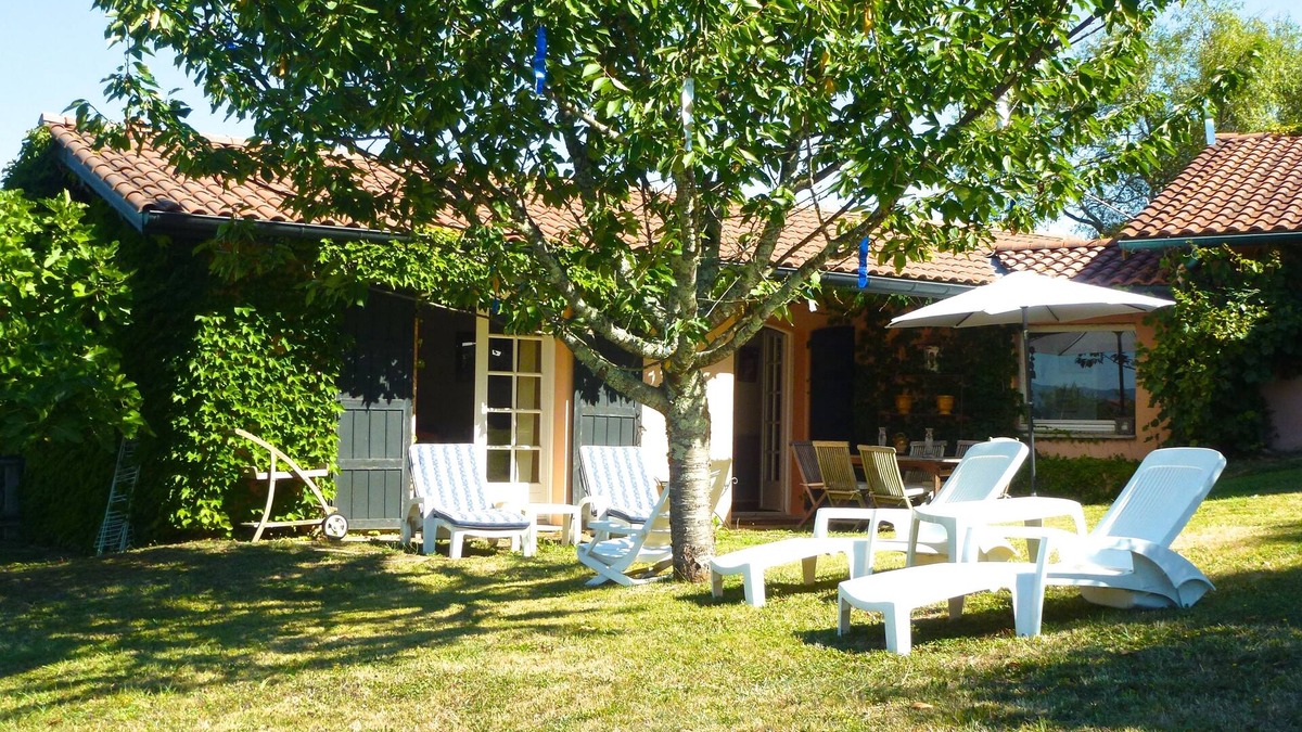 Ustaritz House | Guest house, 15 minutes from the beaches, quiet, beautiful mountain views, WIFI