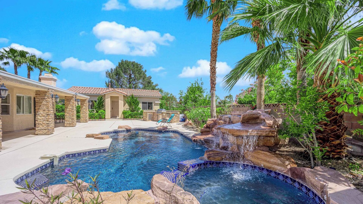 Spring Valley House | Guest House #A Poolside Oasis King Bed, BBQ, Basketball, Mini Golf & Pool