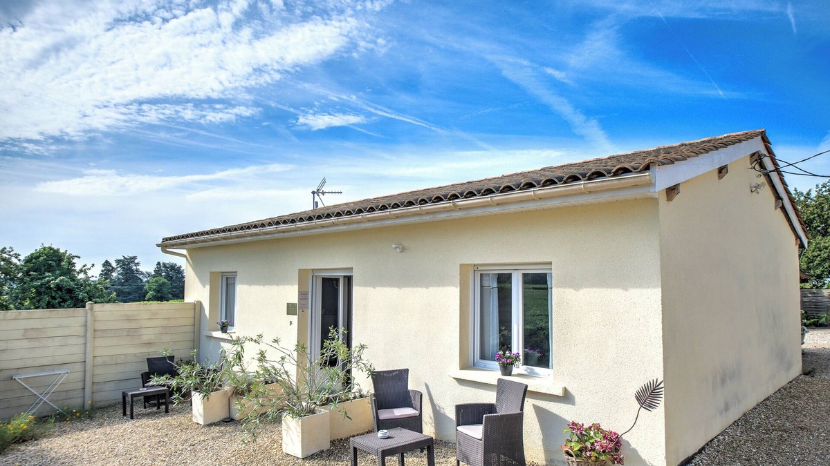 Montagne Bed & Breakfast | Guest House 'Au Charmant Des Vignes' with Private Terrace and Wi-Fi