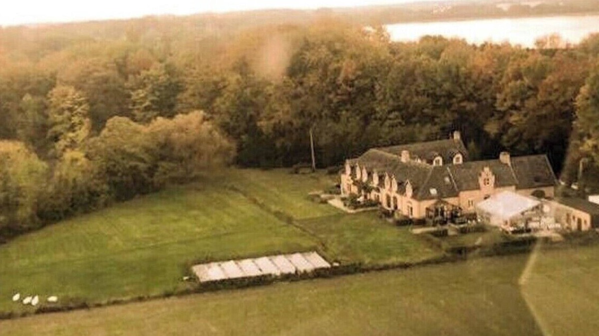 Broechem House | Guest house beautiful historic square farm 🎯 in Ranst