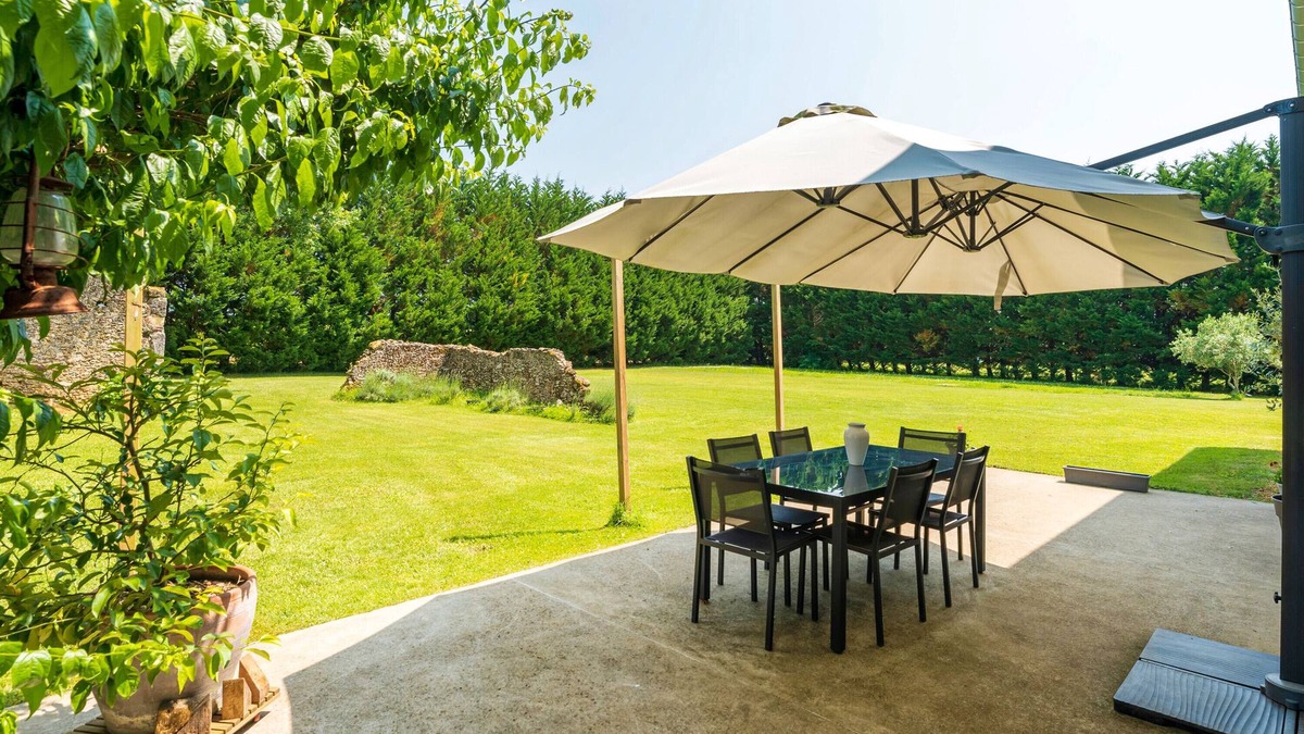 Mauleon-d'Armagnac Bed & Breakfast | Guest House 'Chambre Balneo' with Private Terrace, Wi-Fi and Air Conditioning