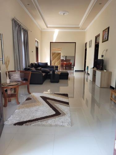 Laweyan House | Guest House Griya Mundu Kerten