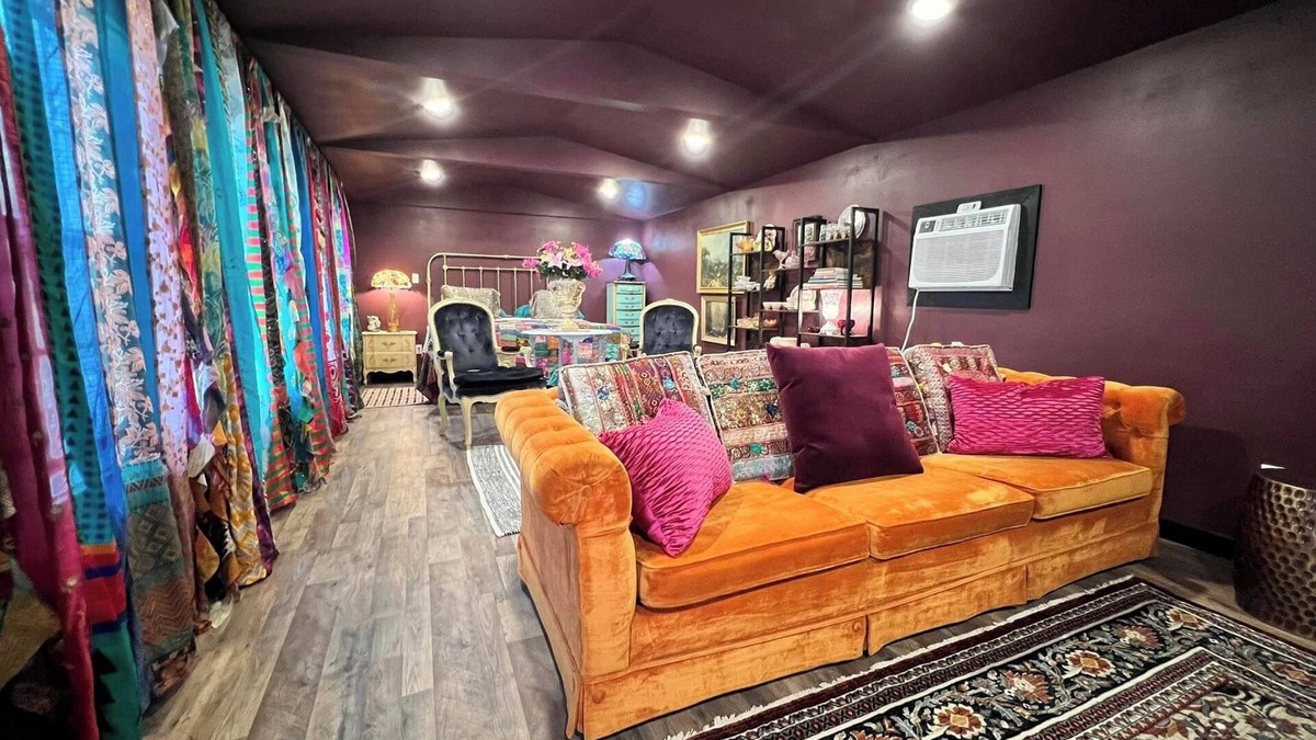Kennard Cabin | GUEST HOUSE "GROOVY" PRIVATE HOT TUB ON DECK, WIFI, ROKU.